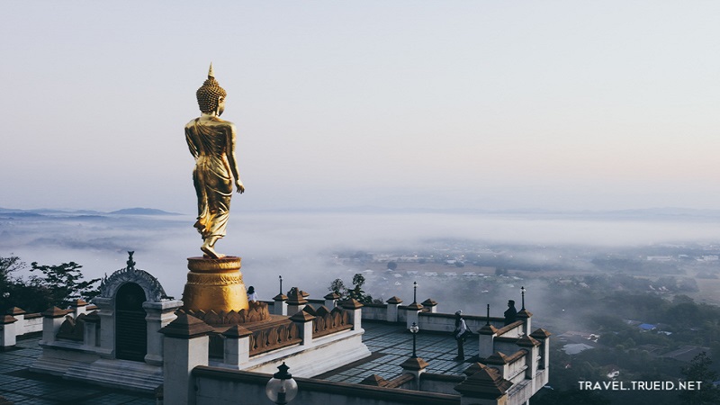 วัดพระธาตุเขาน้อย วัดพระธาตุเขาน้อย ตั้งอยู่บนยอดดอยเขาน้อยทางด้านตะวันตกของตัวเมืองน่าน องค์พระธาตุเป็นเจดีย์ก่ออิฐถือปูนทั้งองค์ งดงามแบบศิลปะพม่าผสมล้านนา ภายในบรรจุพระเกศาธาตุขององค์สมเด็จพระสัมมาสัมพุทธเจ้า เนื่องจากตั้งอยู่บนยอดดอย
                บริเวณลานปูนพระพุทธรูปปางลีลาองค์ใหญ่ คือ พระพุทธมหาอุตมมงคลนันทบุรีศรีเมืองน่าน จึงสามารถมองเห็นทิวทัศน์เมืองน่านได้ทั้งเมืองแบบ 360 องศา บนฉากหลังที่เป้นภูเขาโอบล้อมเมือง หากไปเที่ยวน่าน ห้ามพลาดจุดชมวิวที่สวยที่สุดแห่งนี้